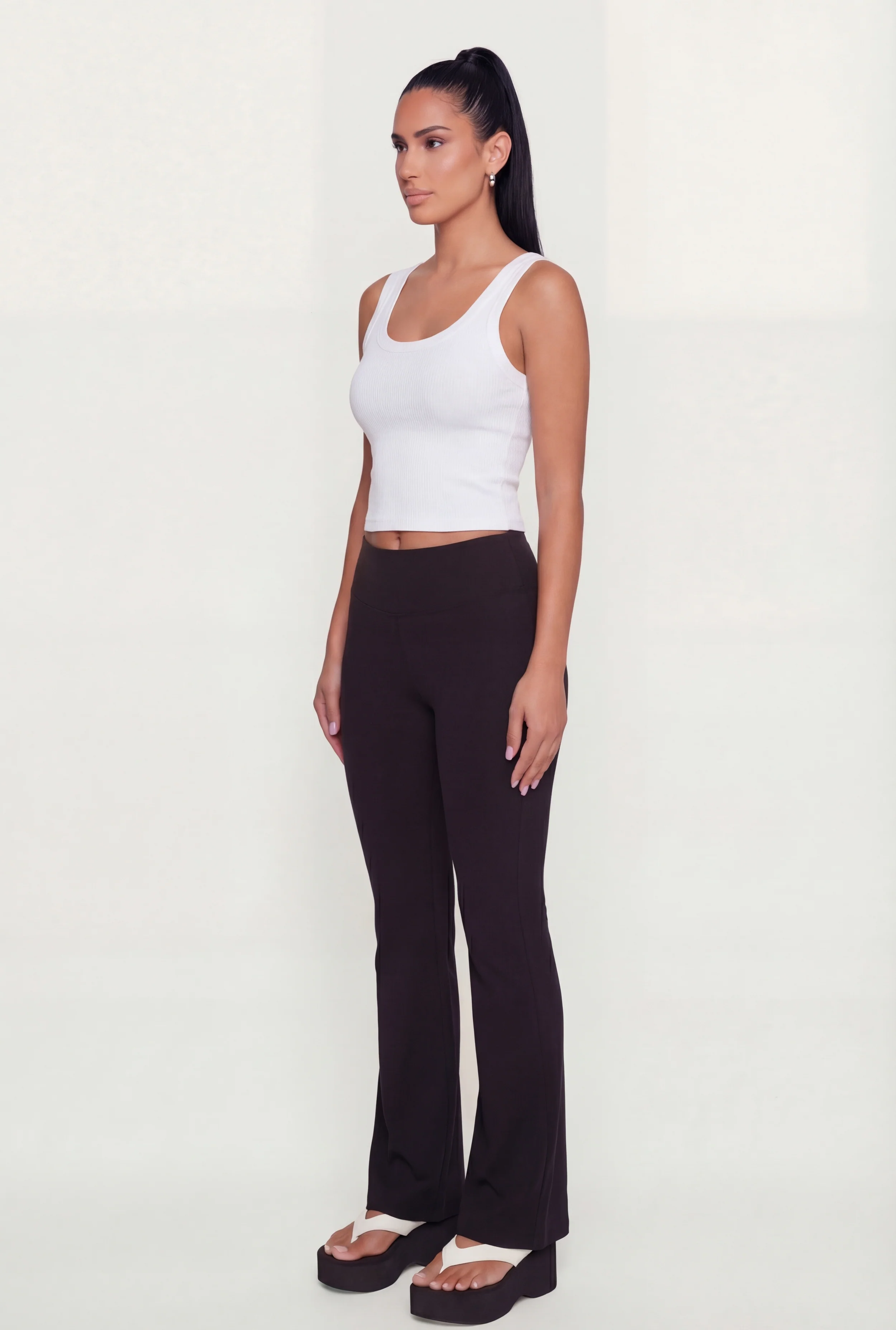 Scoop Neck Seamless Cropped Tank Top - Image 3